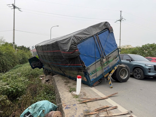 Video tình tiết vụ tai nạn giao thông liên hoàn 4 xe ô tô tại Hà Nội- Ảnh 2.