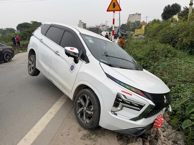 Video tình tiết vụ tai nạn giao thông liên hoàn 4 xe ô tô tại Hà Nội- Ảnh 1.