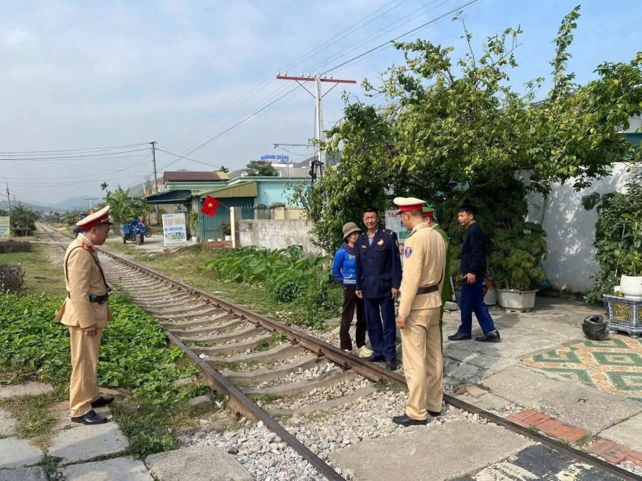 Xôn xao clip gia đình nổi lửa, nướng đồ ăn trên đường ray- Ảnh 2.