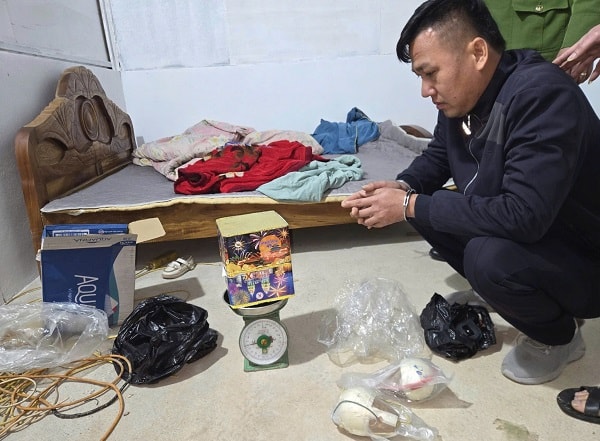 Dùng súng tự chế đe dọa vợ, đối tượng bị bắt giữ khẩn cấp- Ảnh 3.