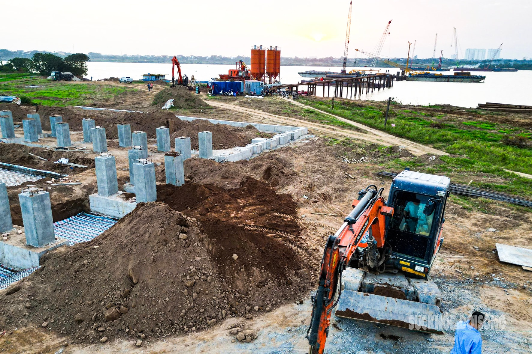 Ngắm đại công trường cầu Ngọc Hồi 11.844 tỷ đồng bắc qua sông Hồng- Ảnh 8.