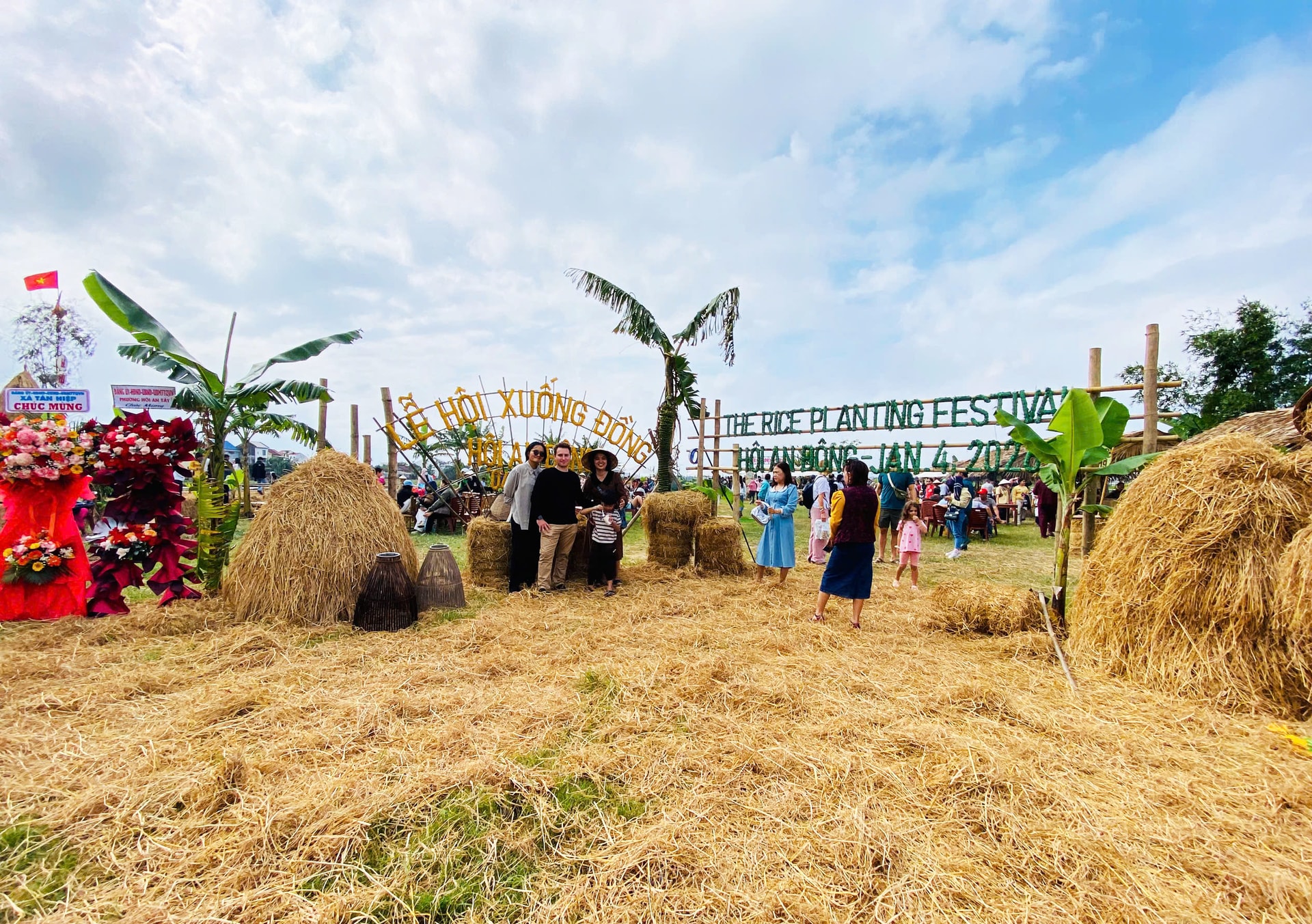 Du khách quốc tế thích thú trải nghiệm nhổ mạ, cấy lúa ở Hội An- Ảnh 8. Du khách quốc tế thích thú trải nghiệm nhổ mạ, cấy lúa ở Hội An- Ảnh 8.