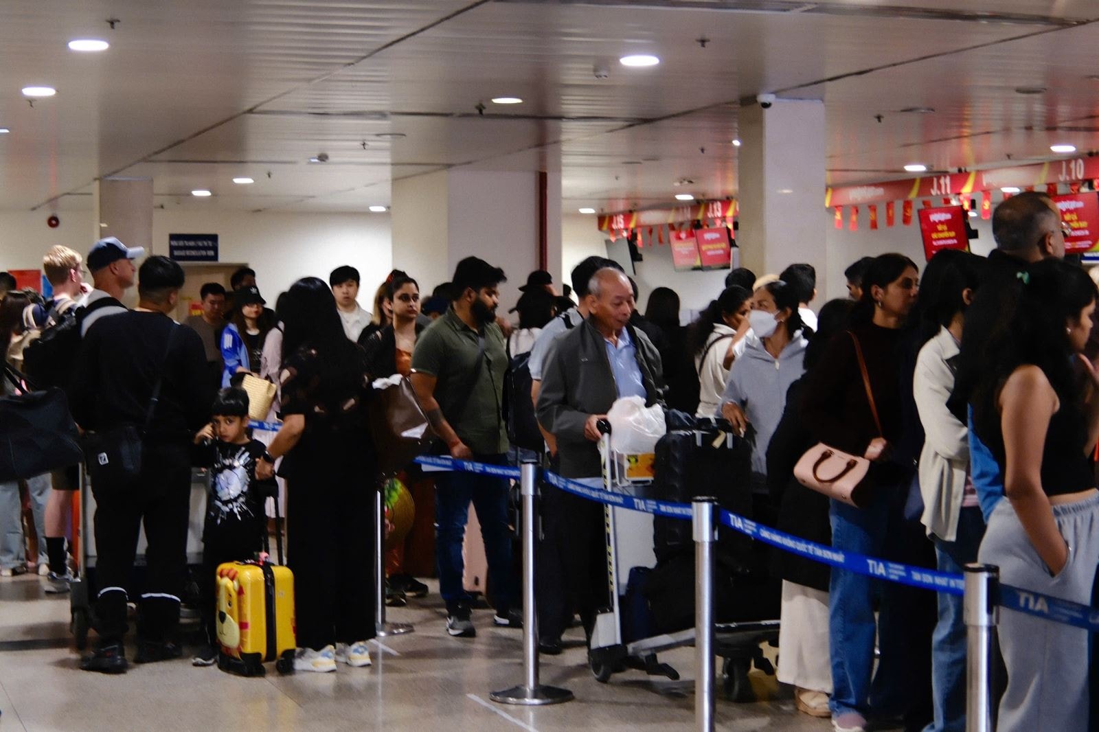 Sân bay Tân Sơn Nhất đón lượng khách cao kỷ lục trong ngày cuối kỳ nghỉ Tết Dương lịch- Ảnh 1.