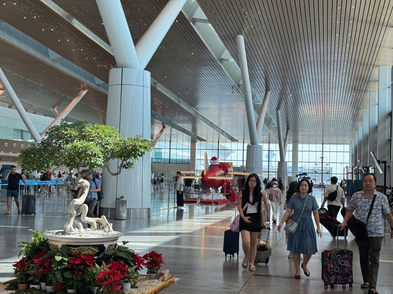 Sân bay Tân Sơn Nhất đón lượng khách cao kỷ lục trong ngày cuối kỳ nghỉ Tết Dương lịch- Ảnh 4.