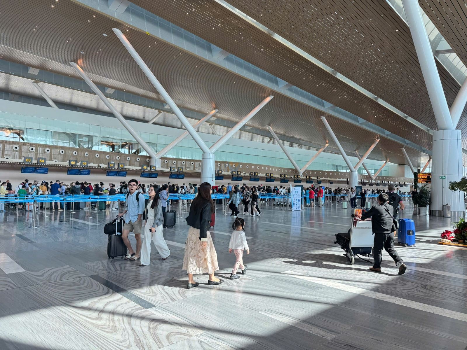 Sân bay Tân Sơn Nhất đón lượng khách cao kỷ lục trong ngày cuối kỳ nghỉ Tết Dương lịch- Ảnh 6.