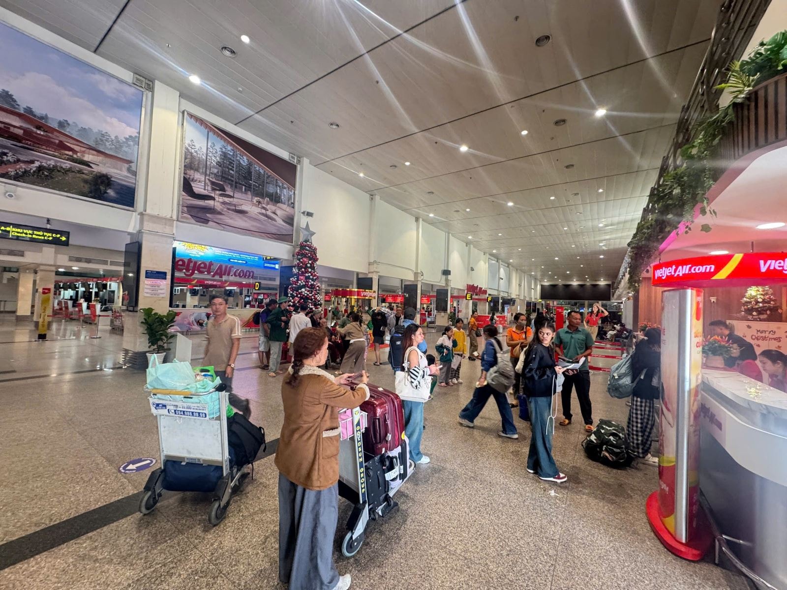 Sân bay Tân Sơn Nhất đón lượng khách cao kỷ lục trong ngày cuối kỳ nghỉ Tết Dương lịch- Ảnh 2.