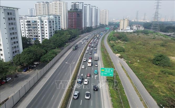 Người dân ùn ùn trở lại Thủ đô sau kỳ nghỉ Tết Dương lịch- Ảnh 1.