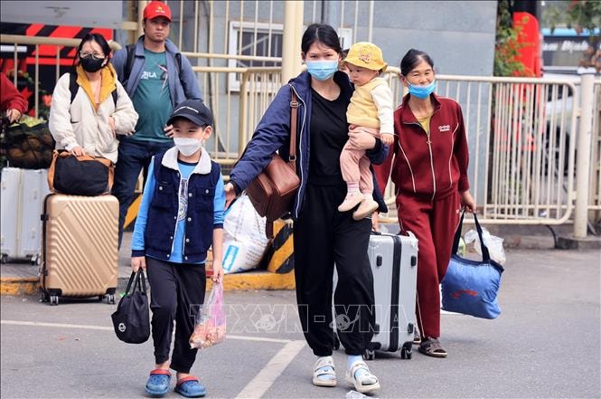 Người dân ùn ùn trở lại Thủ đô sau kỳ nghỉ Tết Dương lịch- Ảnh 11.