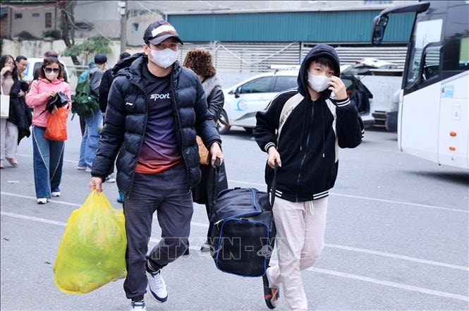 Người dân ùn ùn trở lại Thủ đô sau kỳ nghỉ Tết Dương lịch- Ảnh 12.