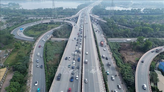 Người dân ùn ùn trở lại Thủ đô sau kỳ nghỉ Tết Dương lịch- Ảnh 3.