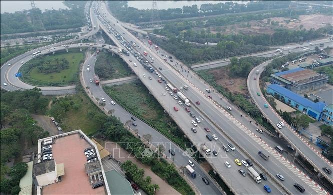 Người dân ùn ùn trở lại Thủ đô sau kỳ nghỉ Tết Dương lịch- Ảnh 5.