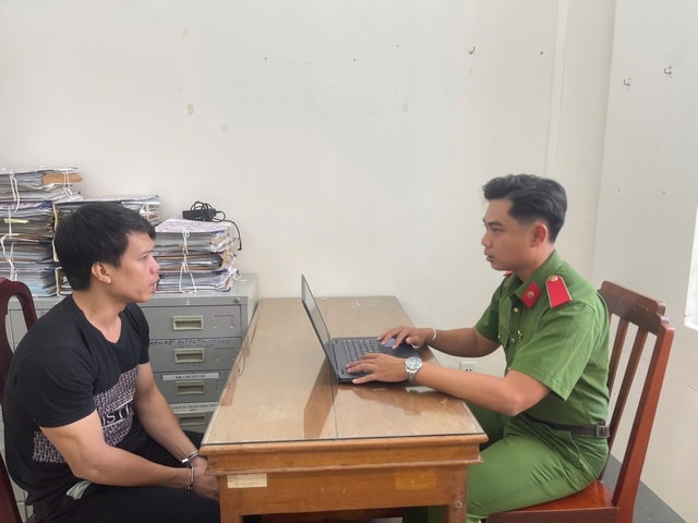 Đang đi vay tiền, 2 thanh niên nảy ý định trộm xe mô tô- Ảnh 2. Đang đi vay tiền, 2 thanh niên nảy ý định trộm xe mô tô- Ảnh 2.