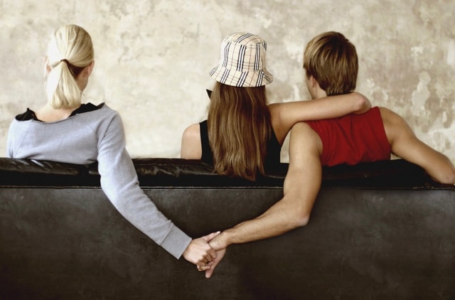 Ngoại tình có thể bị phạt tù đến 3 năm- Ảnh 1. Ngoại tình có thể bị phạt tù đến 3 năm- Ảnh 1.