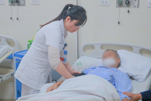 Vỡ túi phình động mạch chủ bụng và rơi vào nguy kịch, người đàn ông 71 tuổi được cứu sống ngoạn mục- Ảnh 1.