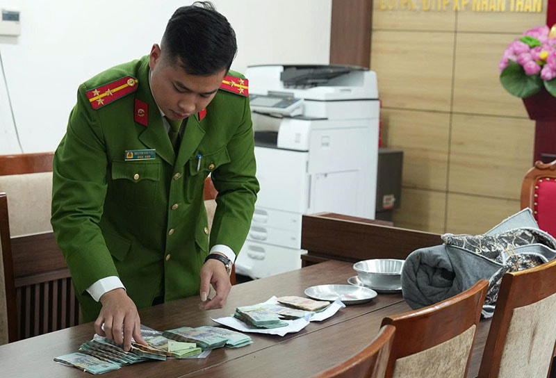 Bắt 30 người trong vụ đánh bạc giữa Vịnh Hạ Long- Ảnh 2.