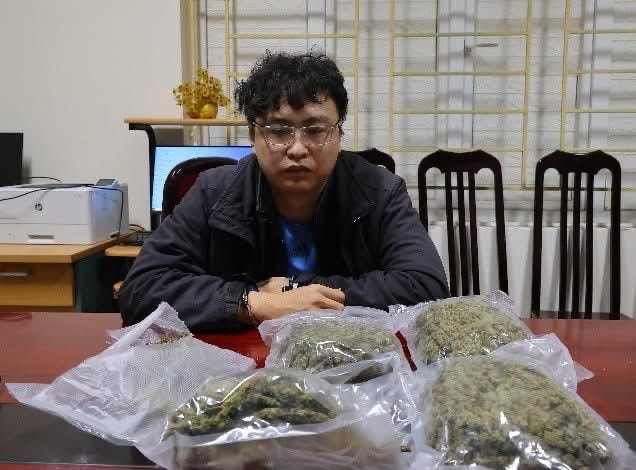 Phát hiện hơn 1 kg cần sa trong đơn hàng giao qua xe ôm ở Hà Nội- Ảnh 1. Phát hiện hơn 1 kg cần sa trong đơn hàng giao qua xe ôm ở Hà Nội- Ảnh 1.