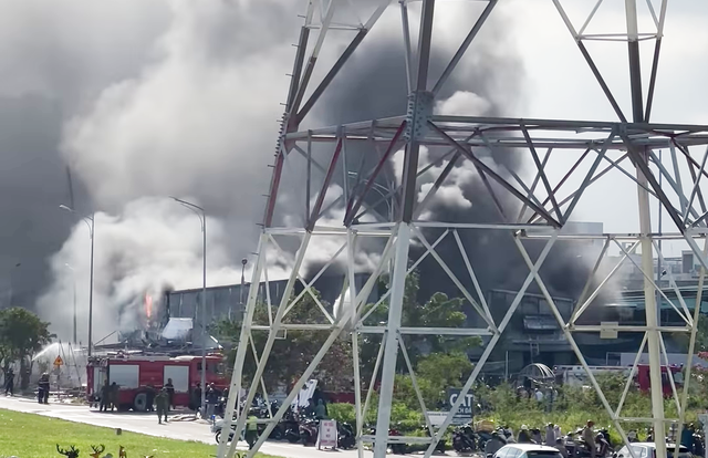 Cháy dữ dội tại cửa hàng vật liệu xây dựng ở Đà Nẵng- Ảnh 1.