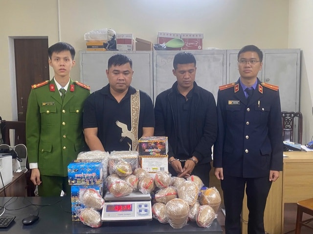 Ngụy trang hàng tiêu dùng, tuồn pháo nổ đi khắp nơi trước Tết- Ảnh 1.