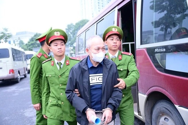 Cựu lãnh đạo Ban QLDA Đắk Lắk hầu tòa vì điều chỉnh tiêu chí chấm thầu cho doanh nghiệp- Ảnh 7.