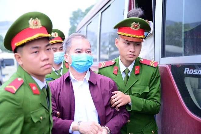 Cựu lãnh đạo Ban QLDA Đắk Lắk hầu tòa vì điều chỉnh tiêu chí chấm thầu cho doanh nghiệp- Ảnh 5.