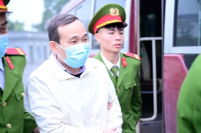 Cựu lãnh đạo Ban QLDA Đắk Lắk hầu tòa vì điều chỉnh tiêu chí chấm thầu cho doanh nghiệp- Ảnh 4.