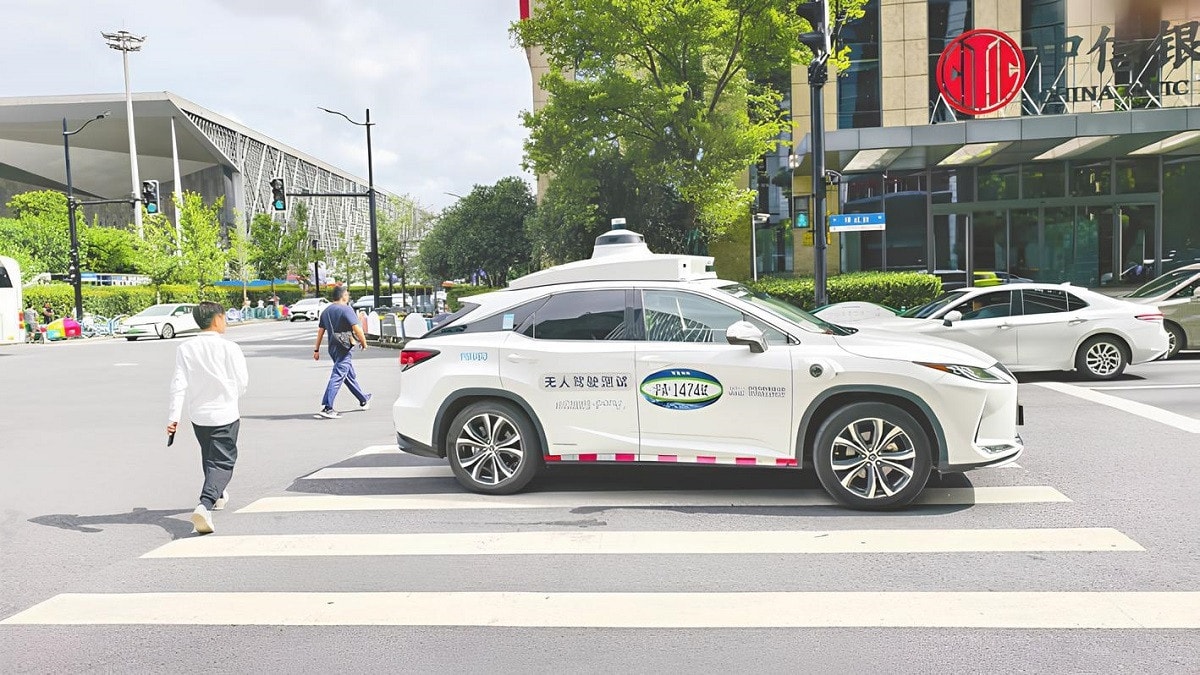 Xe tự lái di chuyển trên đường phố Bắc Kinh, Trung Quốc. (Ảnh: Baidu)