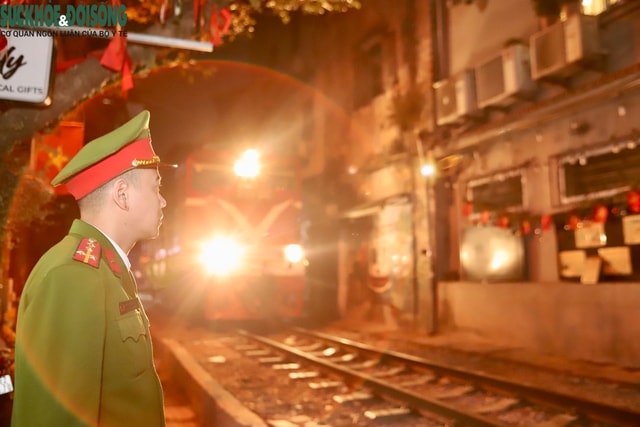 Chấn chỉnh hoạt động tại phố đường tàu Khâm Thiên sau clip du khách catwalk trên đường ray- Ảnh 5.