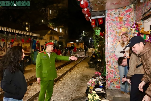 Chấn chỉnh hoạt động tại phố đường tàu Khâm Thiên sau clip du khách catwalk trên đường ray- Ảnh 6.