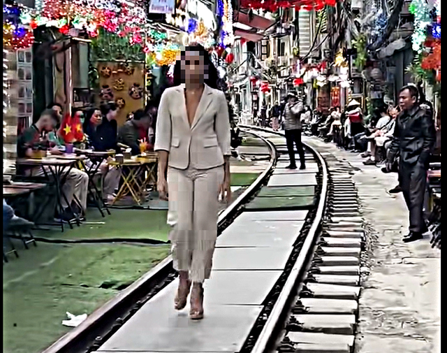 Chấn chỉnh hoạt động tại phố đường tàu Khâm Thiên sau clip du khách catwalk trên đường ray- Ảnh 4.