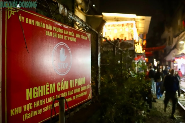 Chấn chỉnh hoạt động tại phố đường tàu Khâm Thiên sau clip du khách catwalk trên đường ray- Ảnh 2.