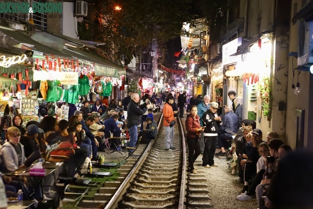 Chấn chỉnh hoạt động tại phố đường tàu Khâm Thiên sau clip du khách catwalk trên đường ray- Ảnh 3.