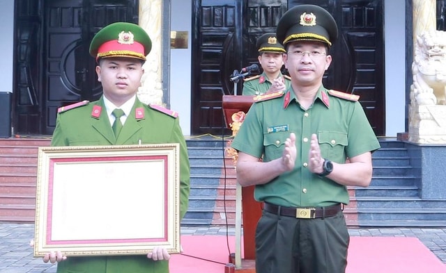 Thủ tướng tặng Bằng khen cho chiến sĩ công an dũng cảm lao vào dòng lũ dữ cứu người- Ảnh 1. Thủ tướng tặng Bằng khen cho chiến sĩ công an dũng cảm lao vào dòng lũ dữ cứu người- Ảnh 1.