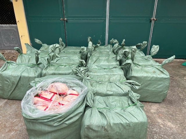 Biên phòng Quảng Ninh thu giữ hơn tấn thịt vịt đông lạnh không rõ nguồn gốc trên biển- Ảnh 2.