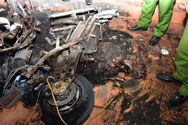 Cháy nhà do sạc xe đạp điện, 4 người may mắn thoát nạn- Ảnh 2.