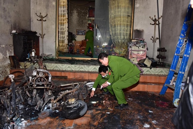 Cháy nhà do sạc xe đạp điện, 4 người may mắn thoát nạn- Ảnh 1.