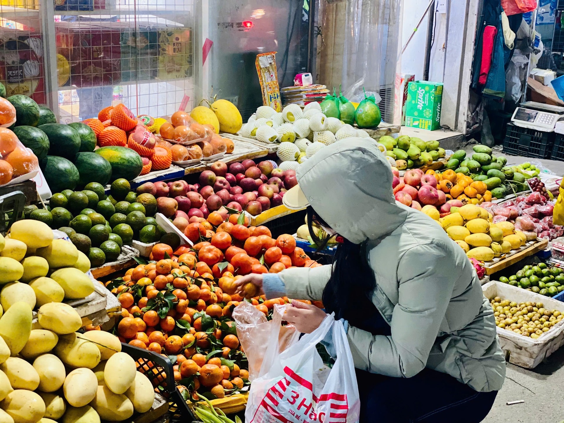 Một loại cam Việt giúp tăng đề kháng đang bán đầy chợ giá chỉ vài nghìn đồng/kg- Ảnh 1.