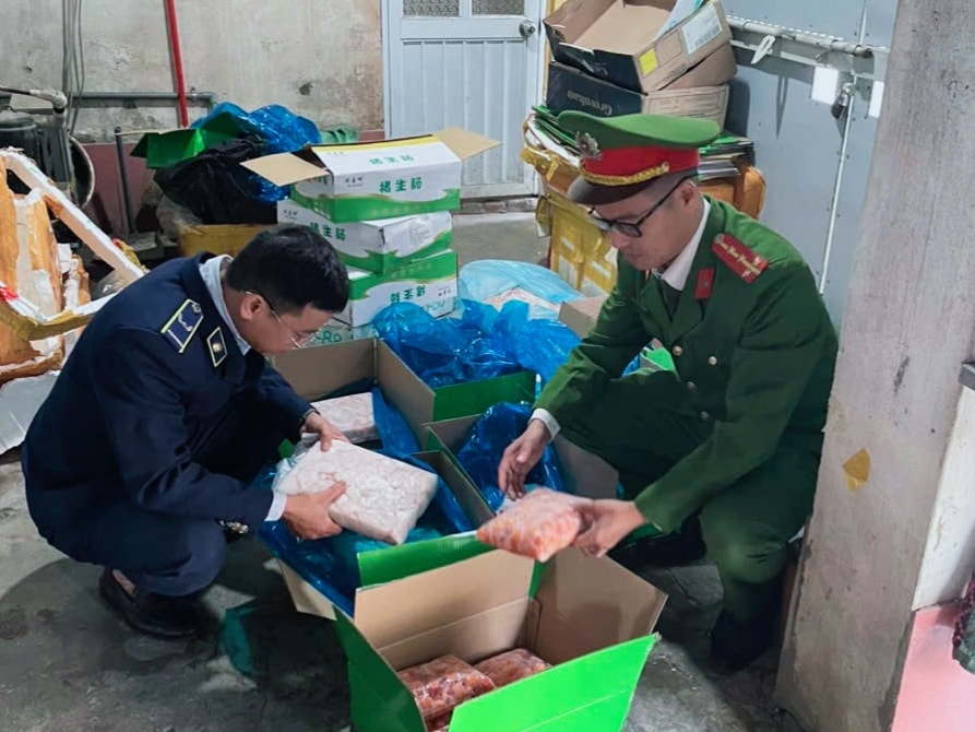 Cao điểm kiểm tra buôn lậu, hàng giả dịp cuối năm và Tết Nguyên đán ở Nghệ An- Ảnh 2.