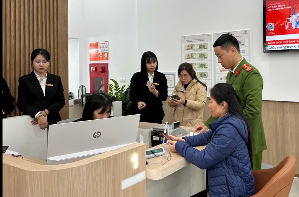 Nhận được 1 tỷ từ số tài khoản lạ, người phụ nữ ở Hải Phòng vội trình báo Công an xã- Ảnh 1.