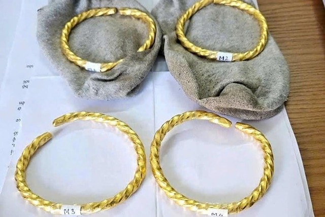 'Nữ quái' cất giấu vàng trong tất vận chuyển trái phép qua biên giới- Ảnh 2. 'Nữ quái' cất giấu vàng trong tất vận chuyển trái phép qua biên giới- Ảnh 2.