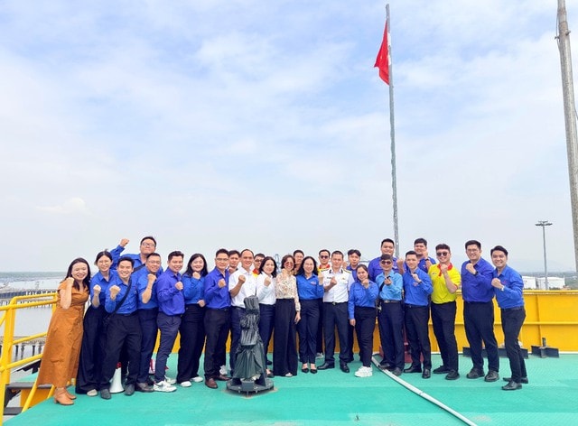 Tuổi trẻ TPHCM viết tiếp hành trình 'Mang yêu thương gửi về biển, đảo'- Ảnh 1.