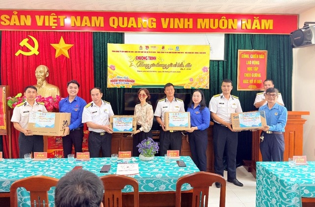 Tuổi trẻ TPHCM viết tiếp hành trình 'Mang yêu thương gửi về biển, đảo'- Ảnh 3.
