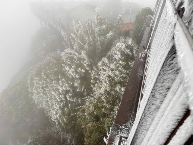 Băng giá phủ trắng đỉnh Fansipan sáng nay- Ảnh 2. Băng giá phủ trắng đỉnh Fansipan sáng nay- Ảnh 2.