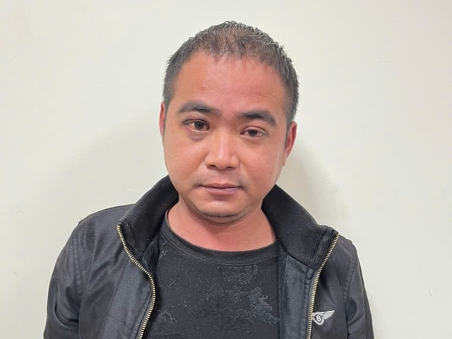 Tạm giữ người đàn ông xông vào quán cắt tóc tấn công vợ và con gái- Ảnh 2.