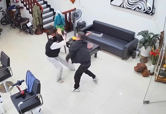 Tạm giữ người đàn ông xông vào quán cắt tóc tấn công vợ và con gái- Ảnh 1.