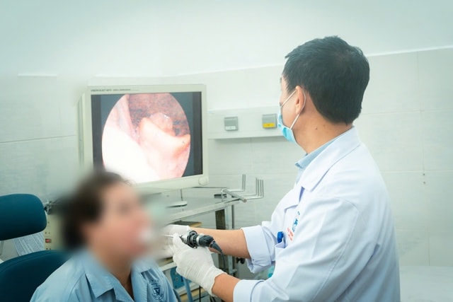 Suýt tắc đường thở vì ngậm vitamin C sủi chữa hóc xương cá- Ảnh 1.