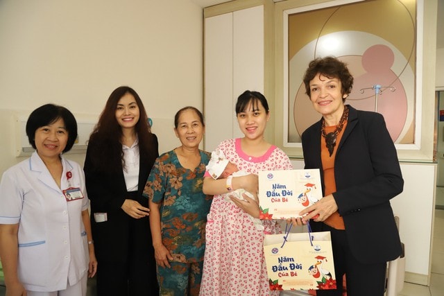 Album 'Năm đầu đời của bé' - Món quà ý nghĩa cho mẹ & bé tại Bệnh viện Hùng Vương- Ảnh 3.