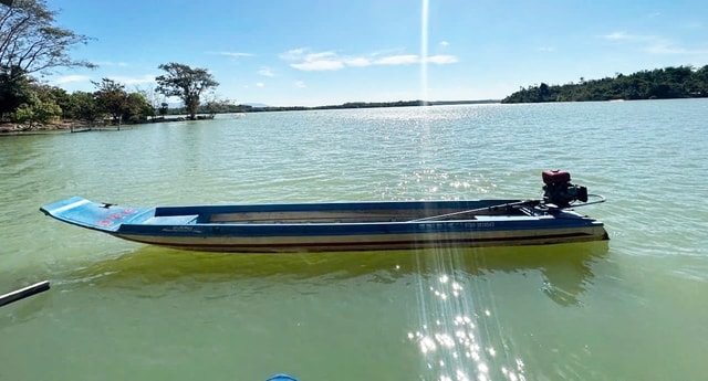 Kịp thời cứu hai thiếu niên trôi dạt hơn 40km trên lòng hồ thủy điện- Ảnh 2.