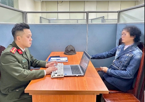 Cái kết của người đàn ông dùng AI tạo ảnh cưỡi trăn khổng lồ bơi trên hồ Hoàn Kiếm- Ảnh 2.