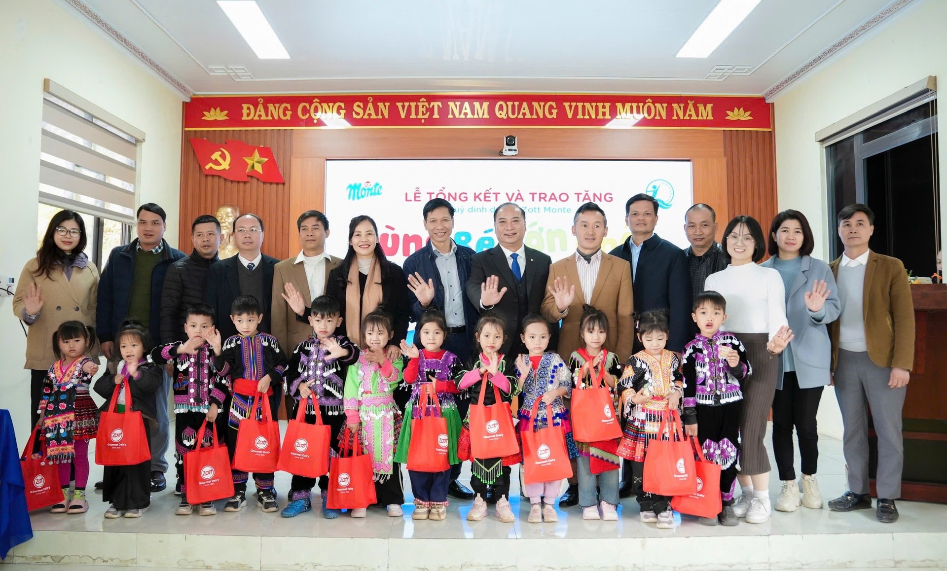 Quỹ Bảo trợ trẻ em của Bộ Y tế mang quà xuân cho hơn 4.000 trẻ em ở Lai Châu- Ảnh 2.