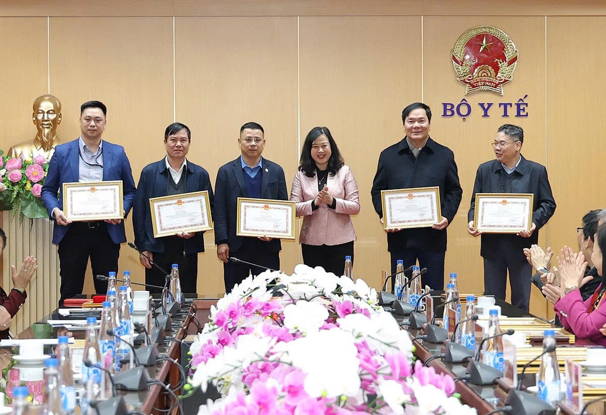 Năm 2025 đánh dấu bước hoàn thiện quan trọng về thể chế cho công tác bảo vệ, chăm sóc và nâng cao sức khỏe Nhân dân - Ảnh 5.